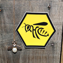 GOLD BEE WITH PEARL PENDANT NECKLACE